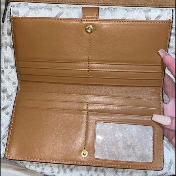 Vanilla Michael’s Kors backpack/purse/wallet set - Picture 2 of 10